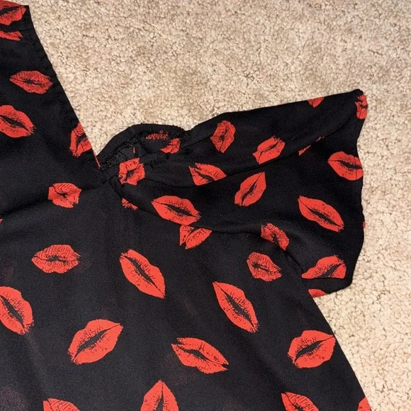 Torrid Blouse Size 3 Plus Size Lips Women’s Top Cold shoulder - Picture 5 of 9
